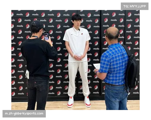 杨瀚森暖心时刻 赛前赠球鞋让勇士小球迷开心满满 杨瀚森暖心时刻 赛前赠球鞋让勇士小球迷开心满满